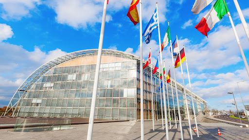 في أول اجتماع له بدون بريطانيا.. "EIB" يقر تمويلات بـ5 مليارات يورو
