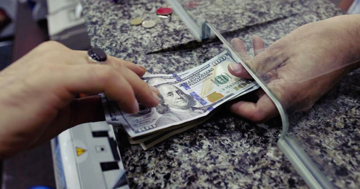 الدولار يقفز 7 قروش في تعاملات الخميس مسجلا 15.81 جنيه