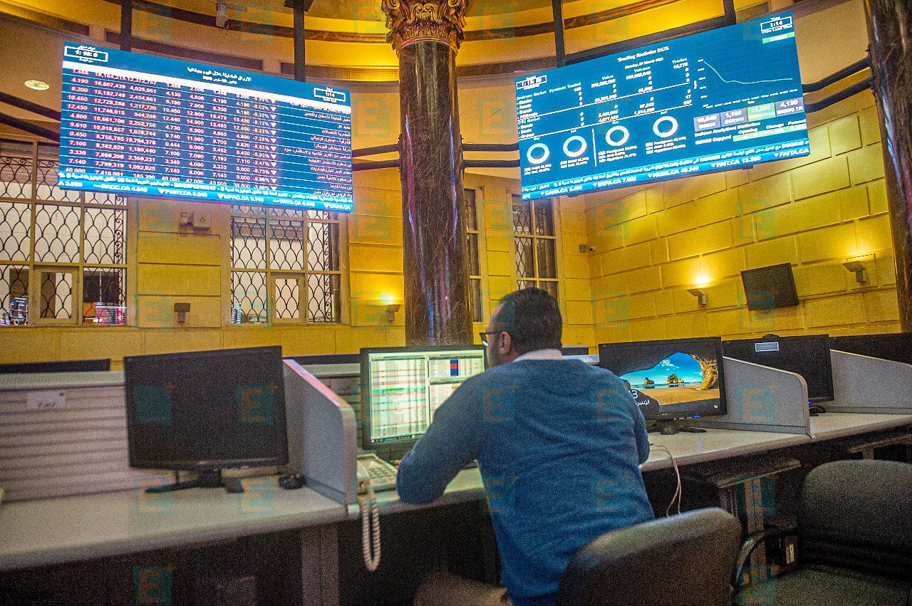 الحرب على إيران.. "بيع الهلع" يختبر مرونة البورصة المصرية وخبراء يوصون بالحذر