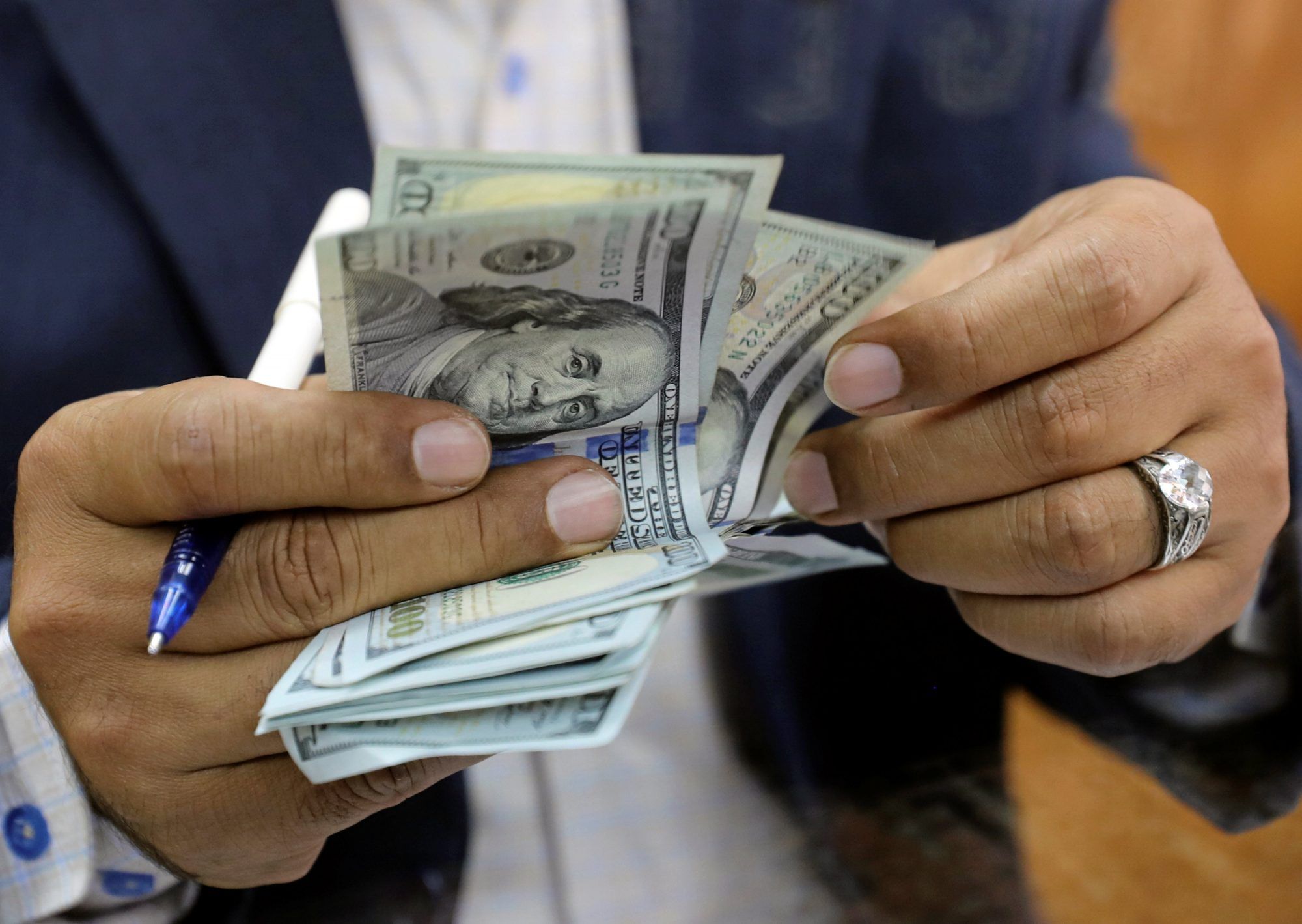 مسؤول مصرفي: البنوك المصرية تخفض فائدة أوعية الإدخار الدولارية بنسبة 1%