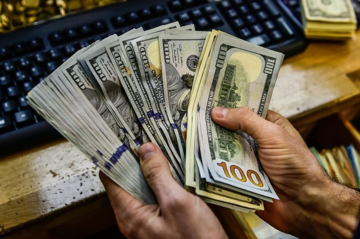 كيف ترى الصناديق السيادية مستقبل الاقتصاد العالمي والدولار؟
