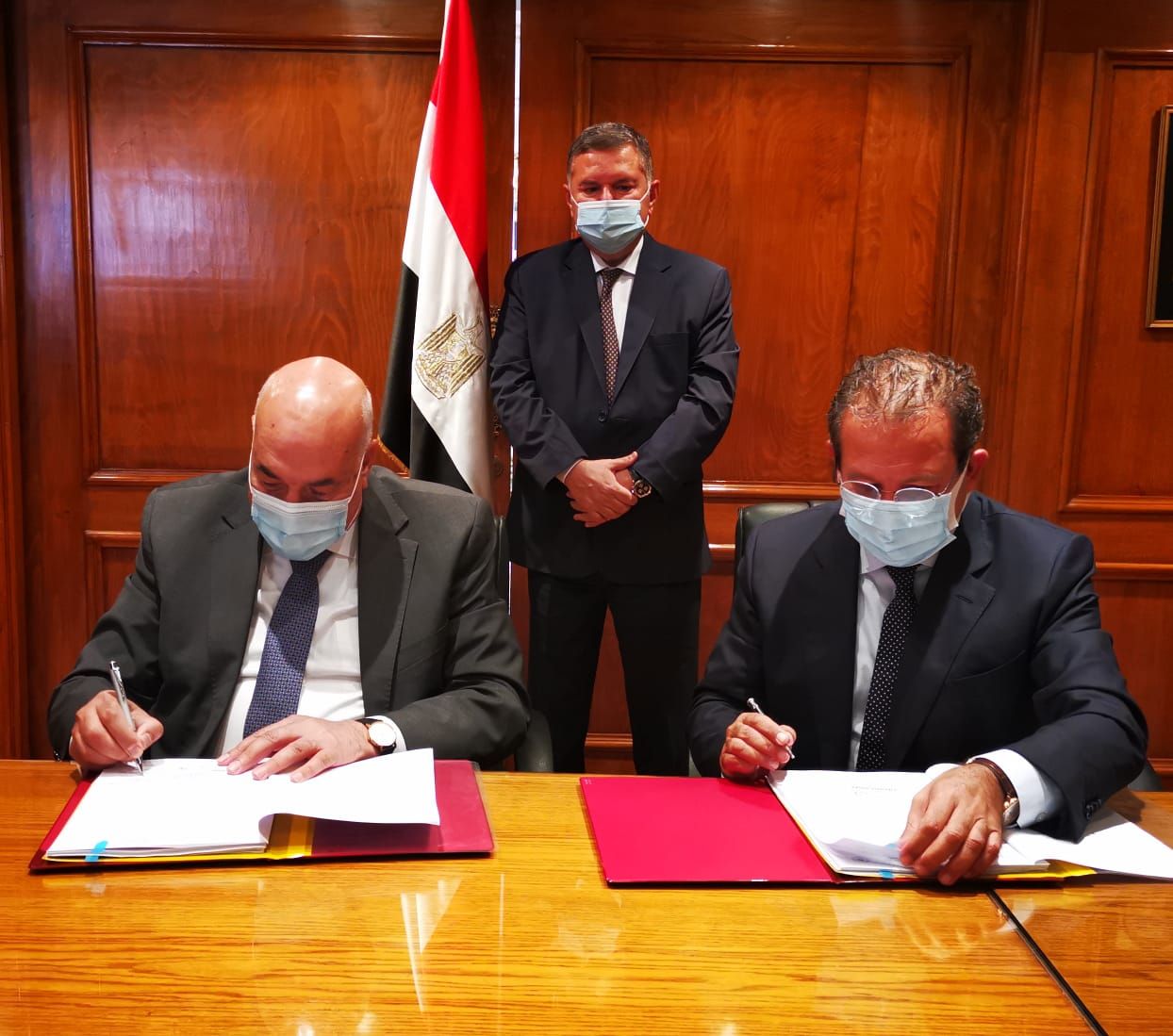 الحكومة تمنح أوراسكوم عقداً بـ2.6 مليار جنيه لتأسيس 7مصانع غزل ونسيج في المحلة