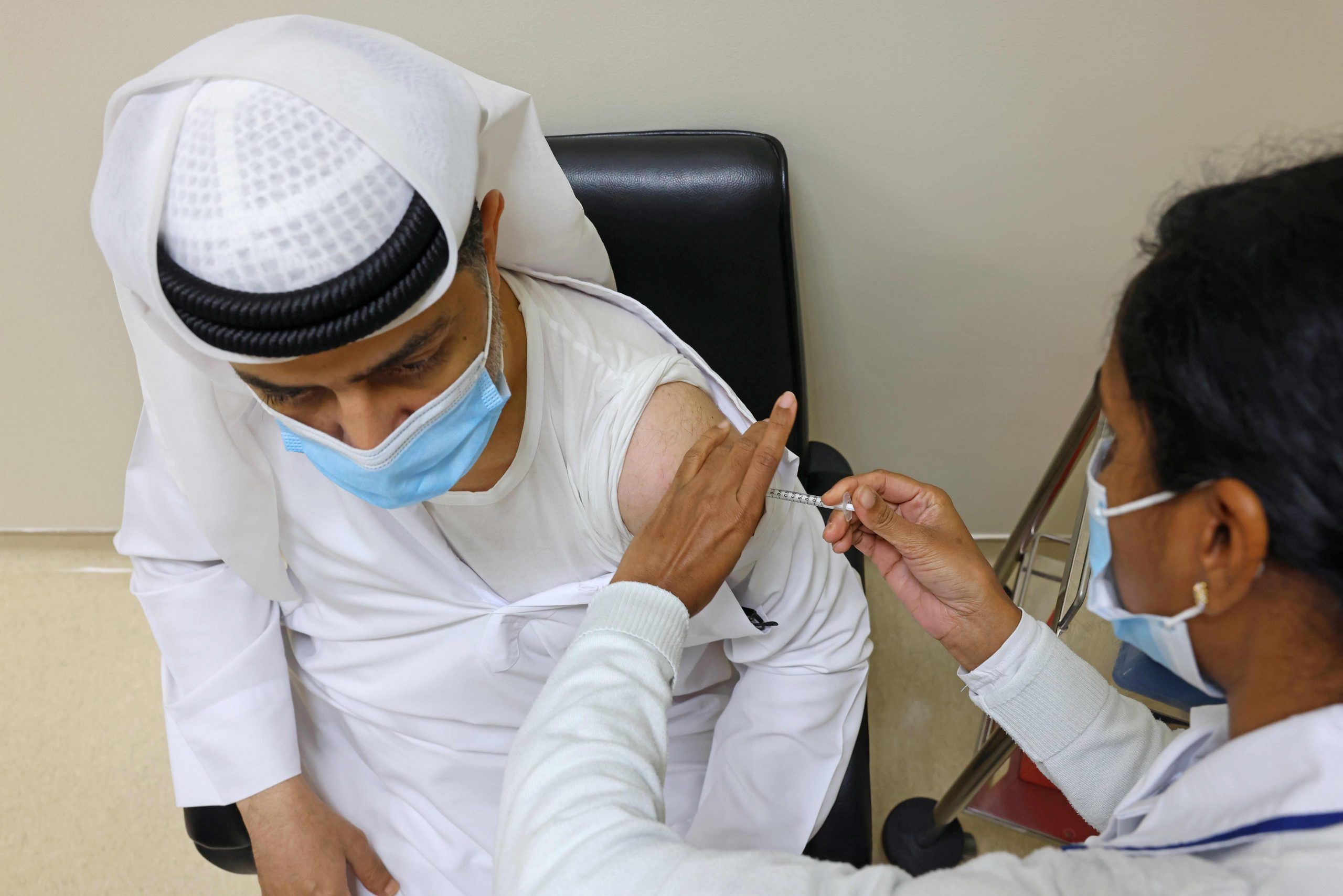 أبو ظبي تلزم متلقي لقاح "سينوفارم" بجرعة ثالثة