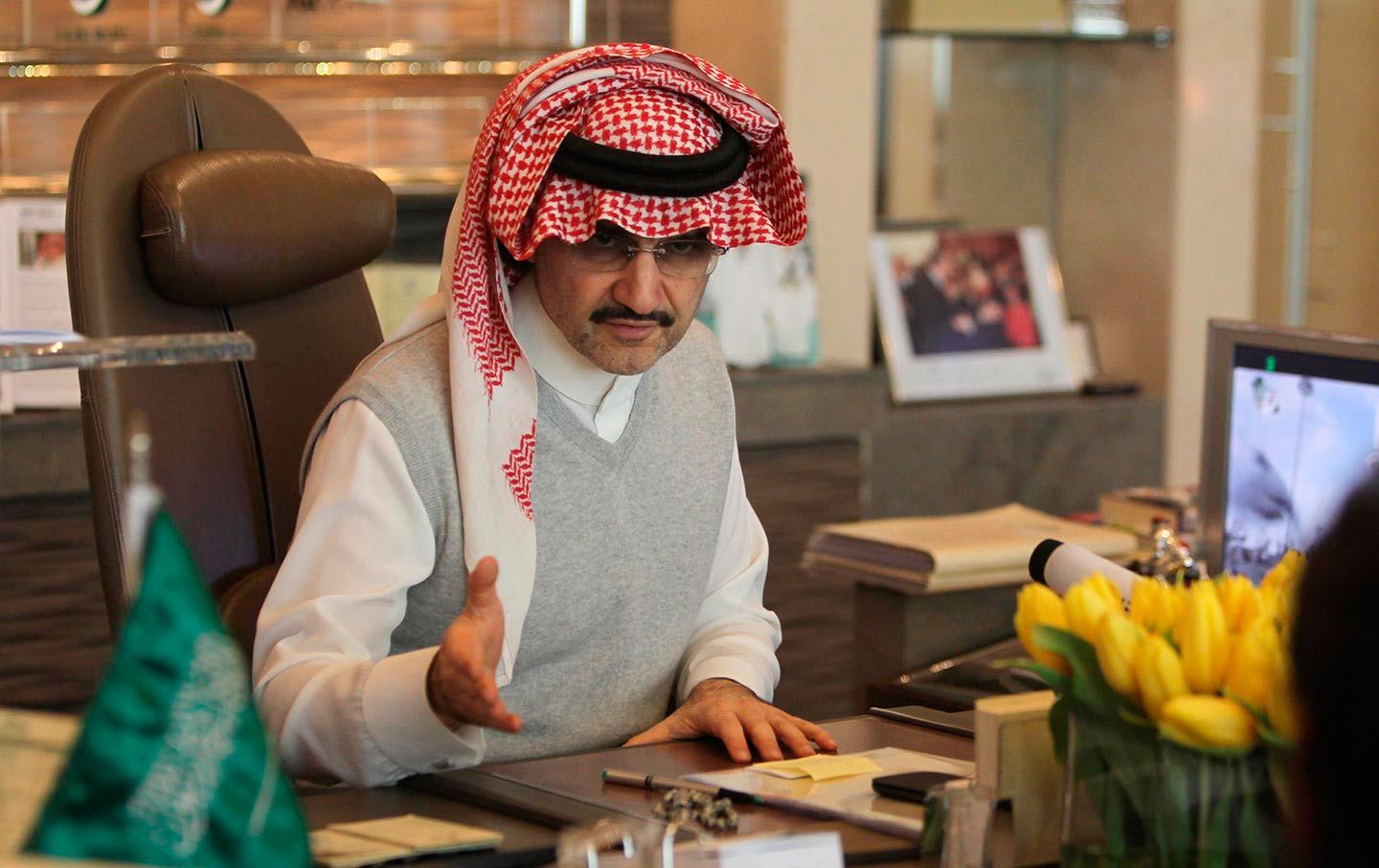 لماذا باع "الوليد بن طلال" نصف حصته في "فورسيزونز" لـ"بيل جيتس"؟