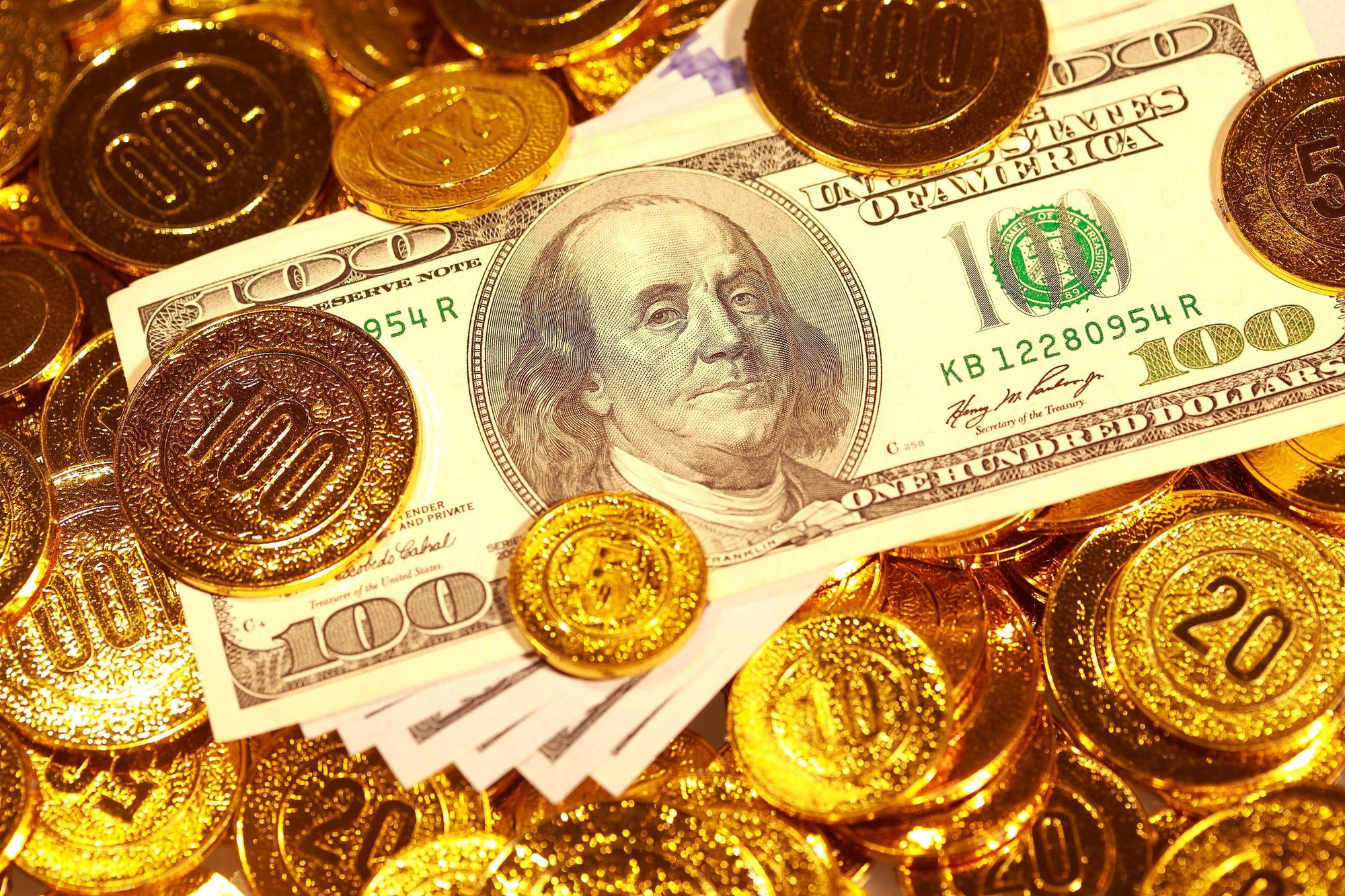ارتفاع الدولار يهبط بأسعار الذهب قرب أدنى مستوياته في 3 أشهر ونصف