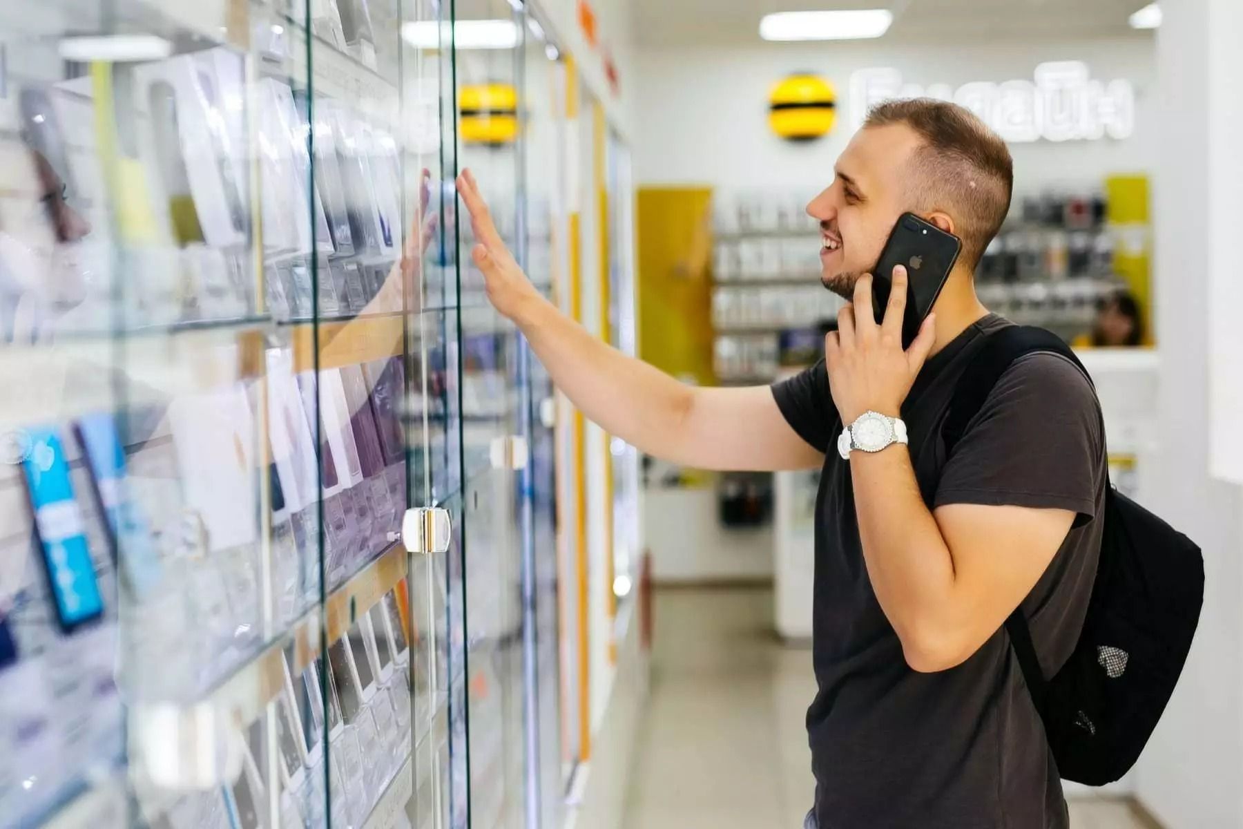 "تنظيم الاتصالات": منتجو الهواتف المحمولة هددوا بوقف استثمارتهم.. والتهريب يٌفقد الاقتصاد 100 مليون دولار شهريا