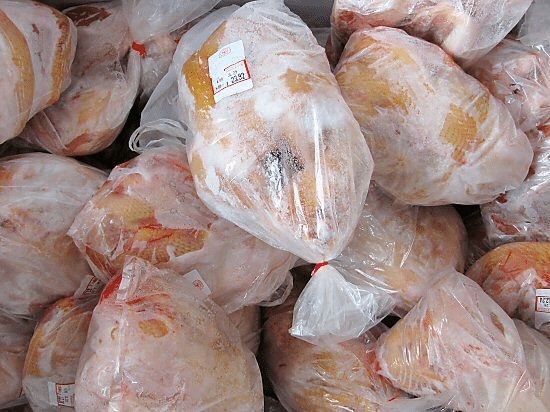 "التموين" تقرر خفض أسعار الدواجن المجمدة إلى 100 جنيه للكيلو