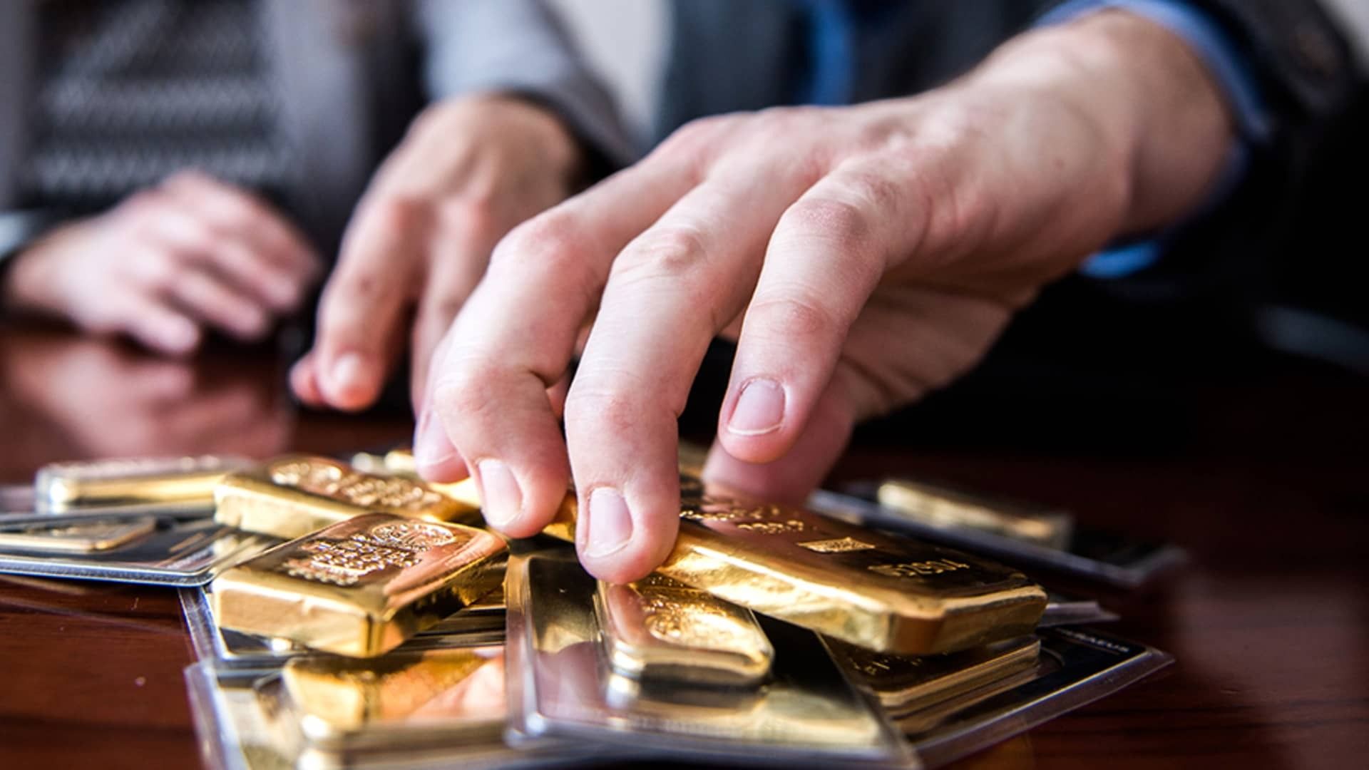 الذهب يقترب من 3900 دولار ليصل إلى مستوي تاريخي جديد