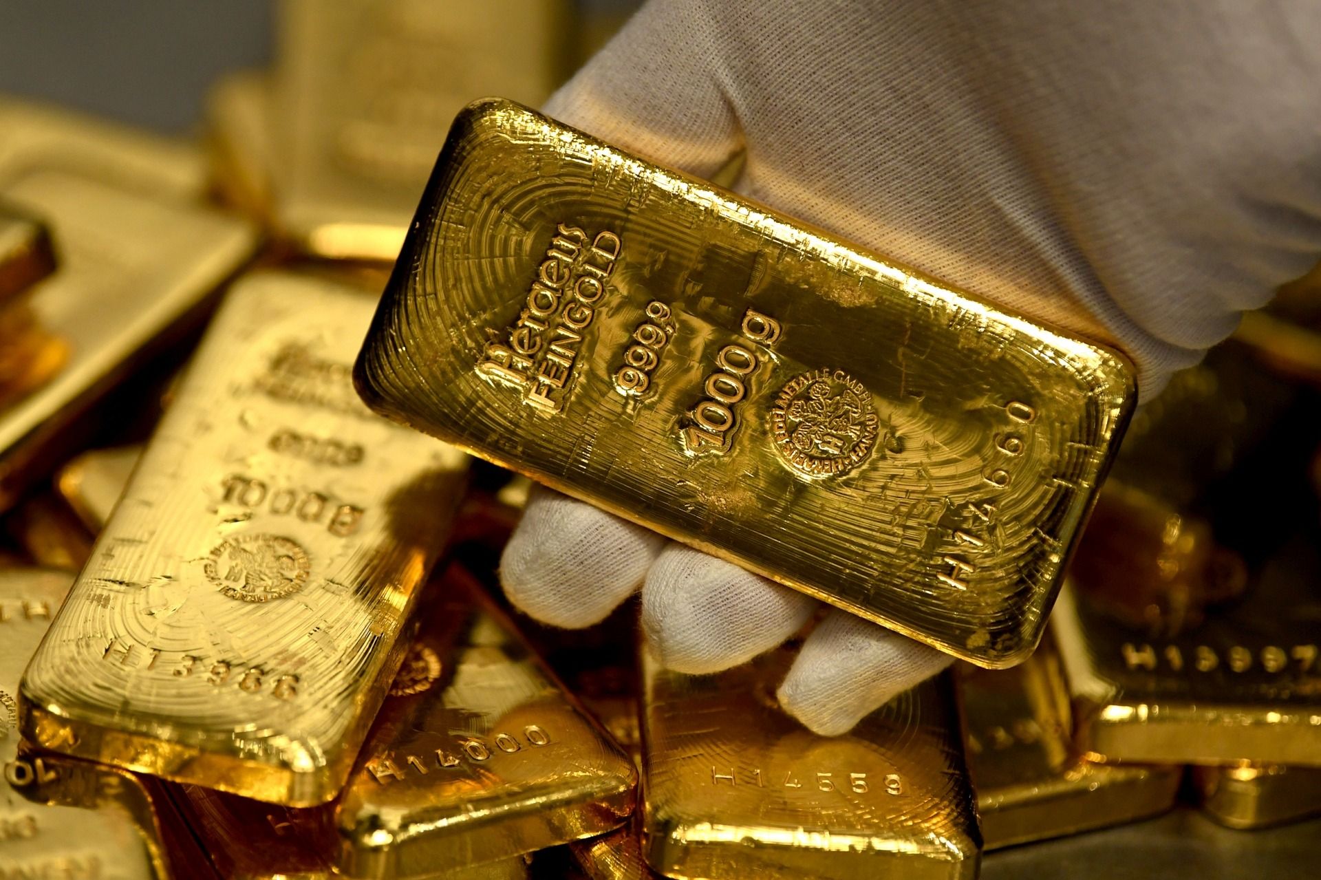 الذهب يستقر قرب مستوى قياسي بانتظار خفض الفائدة الأمريكية