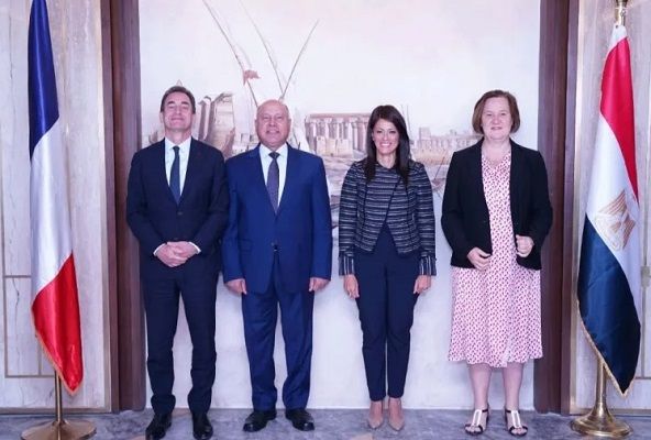 استثمارات الأجانب بأذون الخزانة تتراجع إلى 36.6 مليار دولار في يونيو الماضي.. الحكومة تدرس طلب "اتحاد الصناعات" بتأجيل زيادة سعر الغاز الطبيعي لمدة عام