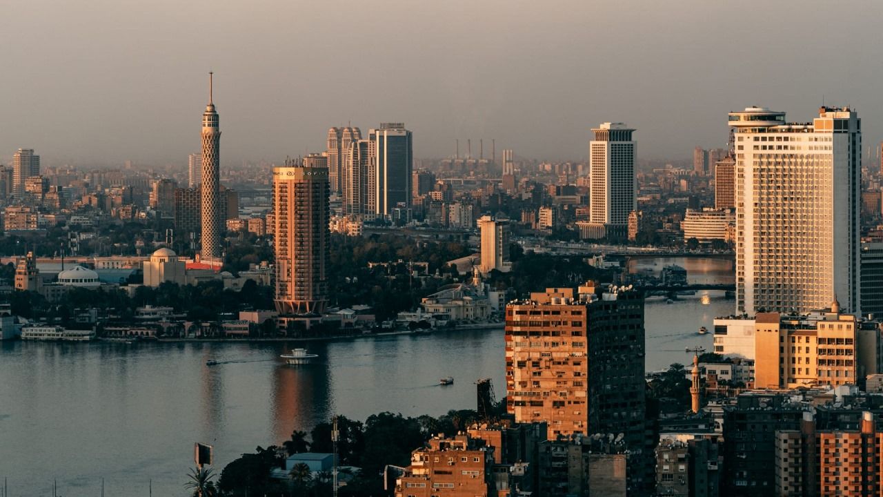 مصر تطلق رؤيتها الاقتصادية وتستهدف نموًا عند 7% بحلول 2030.. الحكومة تؤسس صندوقًا بمشاركة البنوك لهيكلة 6 آلاف مصنع متعثر