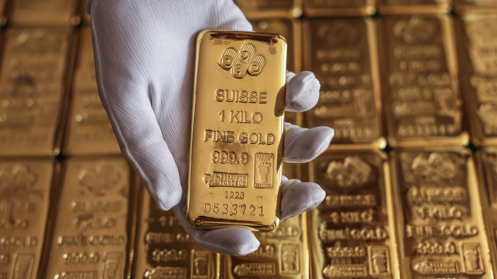 الذهب يعزز مكاسبه ويتجاوز عتبة الـ4500 دولار