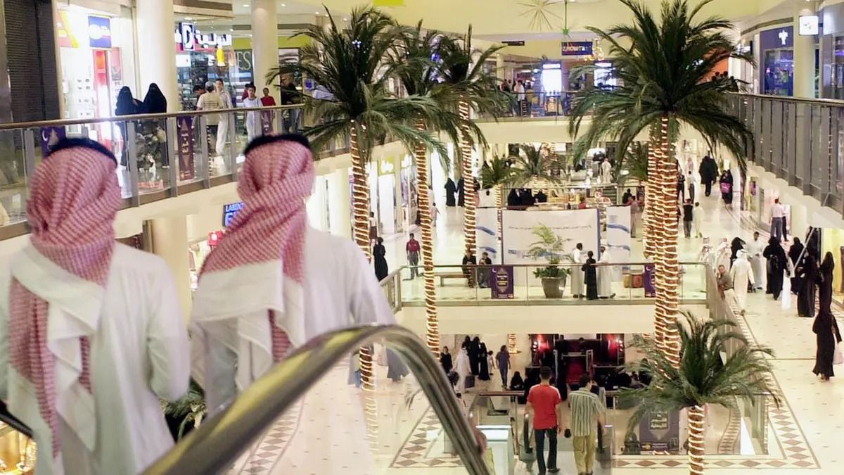 إنفاق المستهلكين بالسعودية يقفز لمستوى قياسي عند 1.4 تريليون ريال