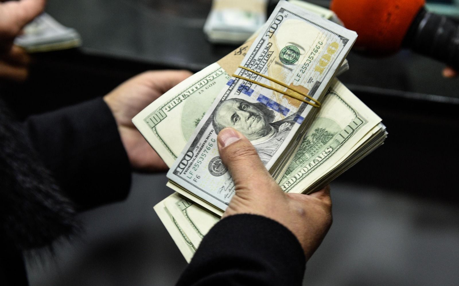 تحويلات المصريين بالخارج تنمو 42.8% وتلامس 34 مليار دولار فى 10 شهور.. مطالب بفرض رسوم حمائية على واردات السكر الخام والأبيض