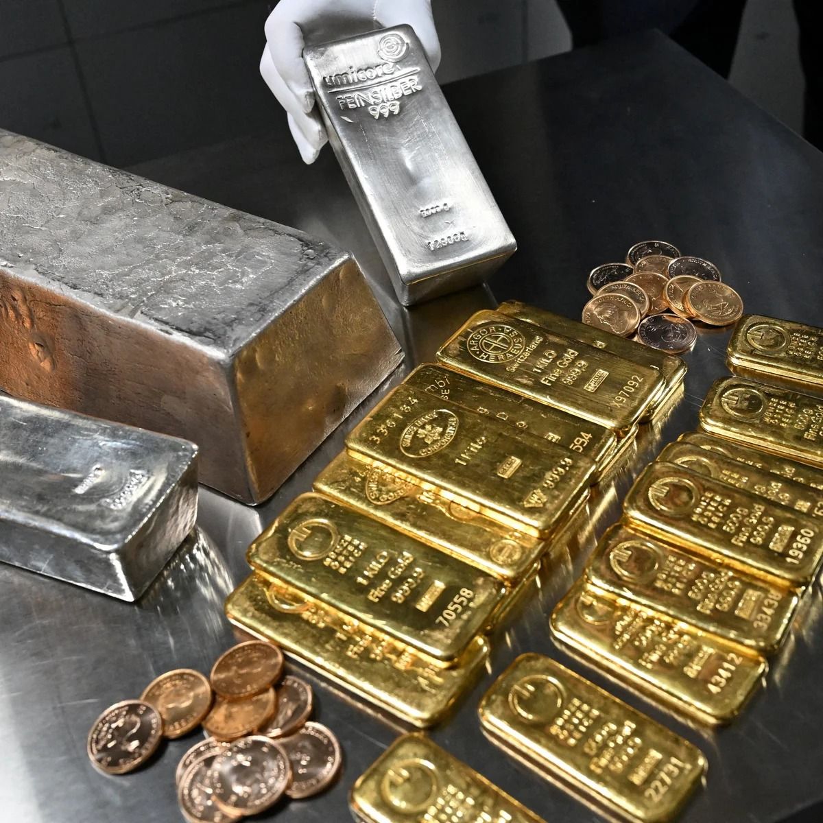 بعد تعافٍ مؤقت.. الذهب والفضة يعاودان التراجع
