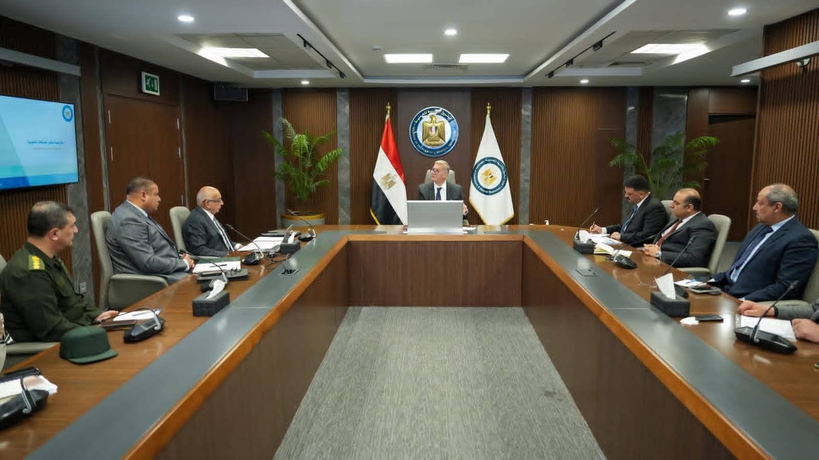 "البترول" تبحث استكمال إجراءات المسح الجوي للمعادن في أنحاء مصر