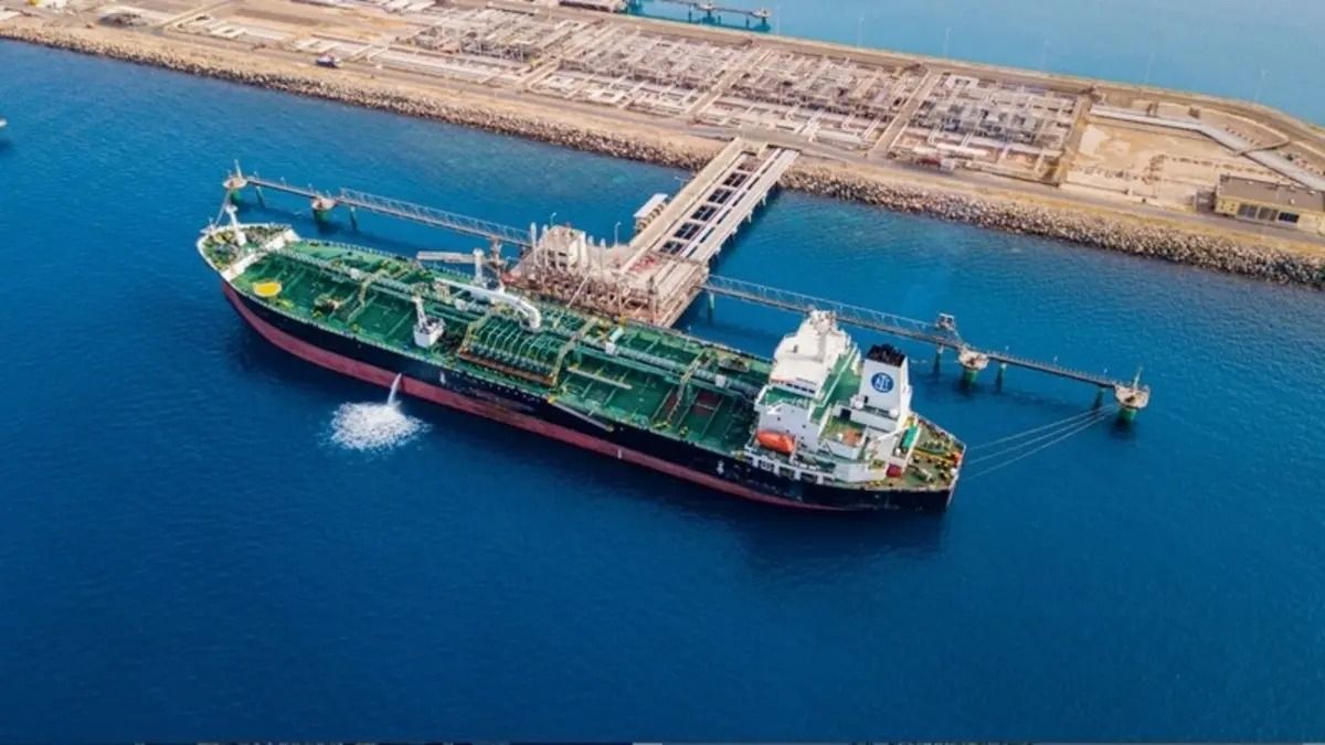 السعودية تخطط لرفع طاقة تصدير النفط عبر ميناء ينبع