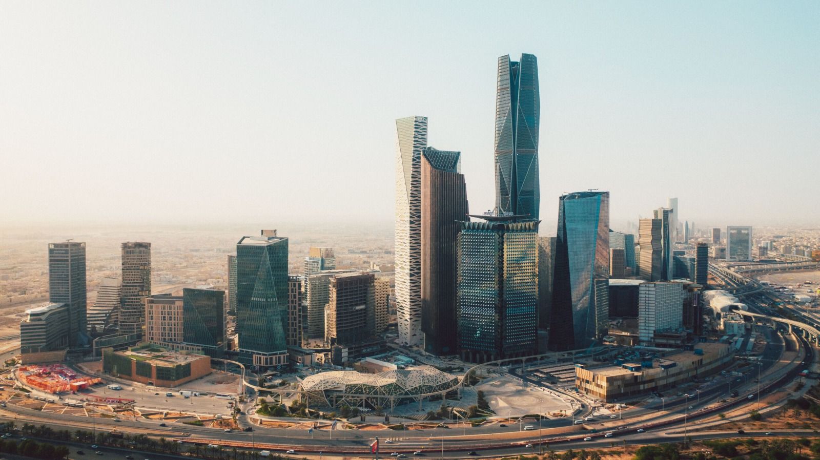 القطاع الخاص السعودي غير النفطي ينمو بأسرع وتيرة منذ اندلاع حرب إيران