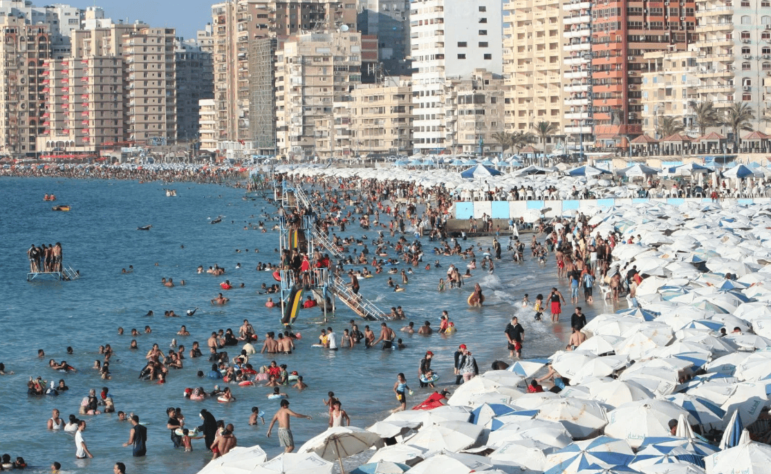 الرئيس السيسي يوجه بتشكيل لجنة لضمان حرية نفاذ المواطنين إلى الشواطئ المصرية