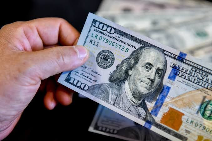 فاتورة الطاقة والتوترات الإقليمية تدفعان الدولار لأعلى مستوى في 5 أشهر