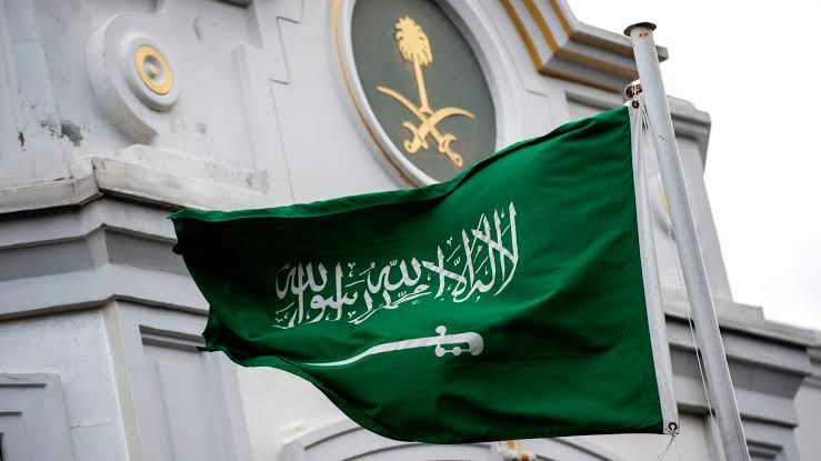 شركات عالمية بالسعودية تسمح للموظفين بالعمل من المنزل مع تصاعد الهجمات
